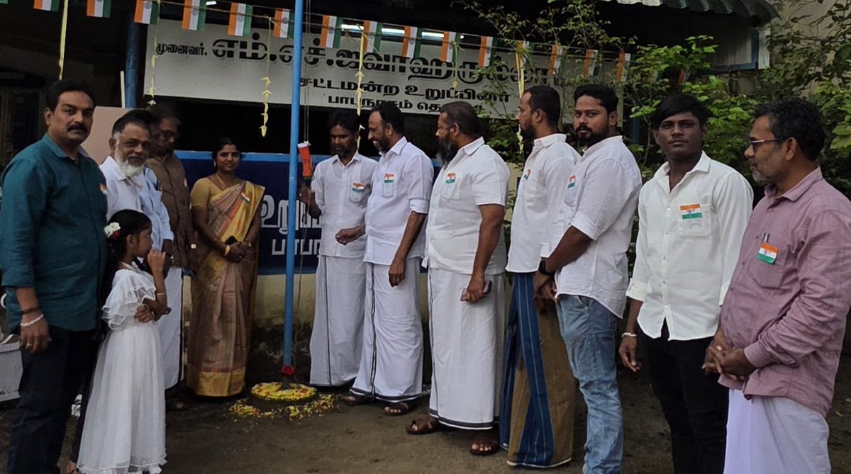 badusha1000's tweet photo. இந்திய திருநாட்டின் 77 ஆம் ஆண்டு குடியரசு தினத்தை முன்னிட்டு பாபநாசம் சட்டமன்ற உறுப்பினர் M. H. ஜவாஹிருல்லா அவர்கள்  அலுவலகத்தில் தேசிய கொடியை மனிதநேய மக்கள் கட்சியின் மாநில துணைப் பொதுச் செயலாளர் வழக்கறிஞர் தஞ்சை I.M. பாதுஷா அவர்கள் ஏற்றி வைத்து இனிப்பு வழங்கினார் https://t.co/nIaUsQPlY2