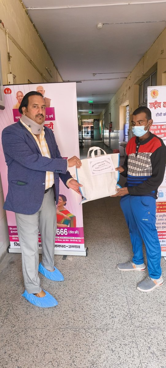 आज 77 वें गणतंत्र दिवस के शुभ अवसर टीबी मुक्त भारत अभियान के अंतर्गत  टीबी यूनिट-बांगरमऊ में चिकित्सा अधीक्षक डॉ मुकेश सिंह एवं चिकित्सा अधिकारी डॉ सागर द्वारा  क्षय रोगियों को पोषण पोटली वितरण की गयी। "टीबी हारेगा, देश जीतेगा"