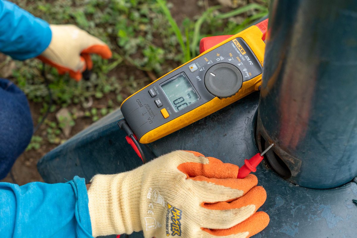 El hecho fue verificado de inmediato. Como medida preventiva se despejó el área y se suspendió temporalmente la iluminación del sector. Las evaluaciones técnicas confirman que no se registró ninguna explosión. Nos mantenemos atentos y monitoreando el sector.
