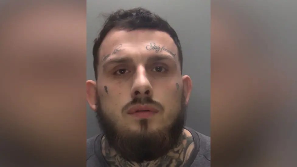 BPINewsOrg's tweet image. A former prison officer has been jailed for a sexual relationship with an inmate at HMP Five Wells and for bringing drugs into the prison. 

Alicia Novas, 20, was sentenced to three years, while prisoner Declan Winkless received a further 3 years 4 months. 

#UKCourts