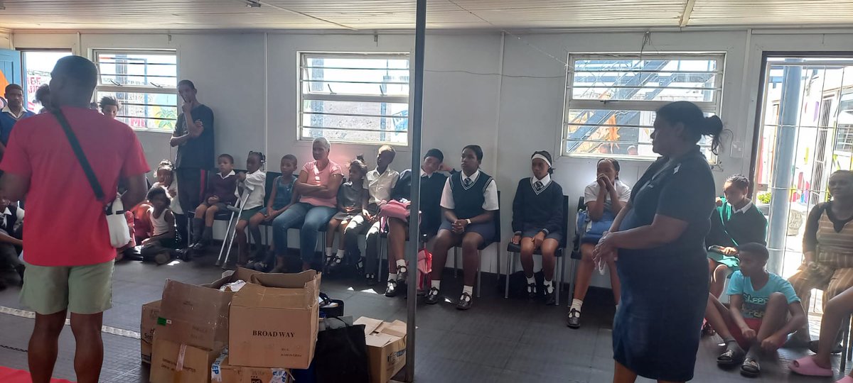 SUPPORTING HELENVALE LEARNERS WITH THE TOOLS FOR LEARNING
Healing Hands Community Project recently donated 100 stationery packs to primary learners and another 100 packs to high school students at the Helenvale Barcelona Youth Centre to support a successful school year.