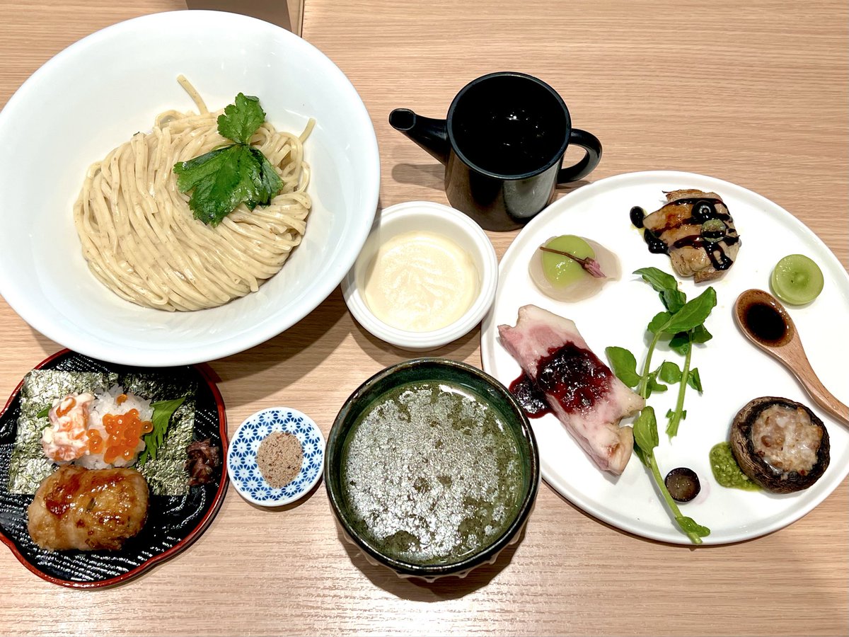 MNSR_Biyorinist's tweet photo. 2026年1月24日
ところざわサクラタウン
ラーメンWalkerキッチン
麺屋33×ほたて日和
SpecialCollaboration
鴨と帆立の3段階つけ麺
出汁のアンサンブル(三重奏)
〜出汁水・昆布水・トロける出汁ジュレ〜
女将の気まぐれご飯
#ラーメンWalkerキッチン
#麺屋33
#ほたて日和
#SpecialCollaboration https://t.co/A5CelnpuYP