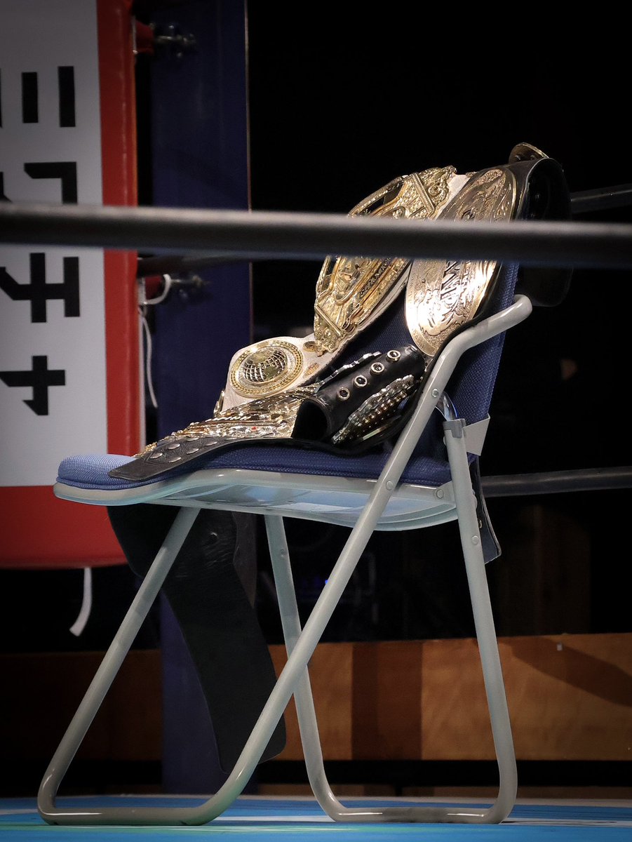 dddnnntttaaa's tweet photo. 仲間が人を海へ落とそうとしている裏では、オスカーが持ち主不在のベルトをリング上に集めて掛けてくれていた ありがとうオスカー⛩️

#STRONGSPLASH https://t.co/AU31B8AGyX