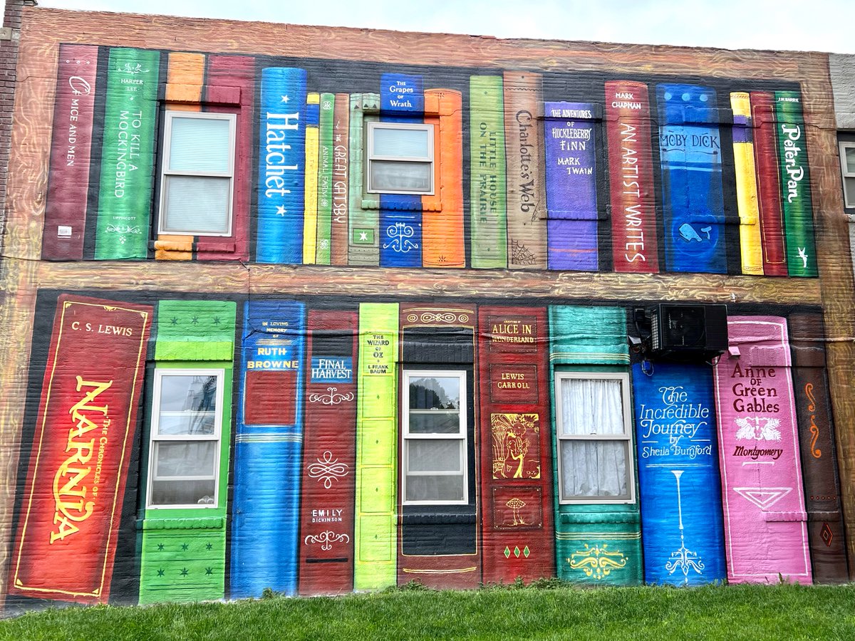 OneDelightfulL's tweet photo. Celebrating #Top4Books at many of my favorite libraries throughout Kansas! #Top4Theme
@obligatraveler
1.) Mural @VisitLindsborg
2.) Smallest Carnegie Library in KS at Girard.
3.) History books at @VisitHays library
4.) Mural Clay Center Public Library https://t.co/Z8ds4bIeCB