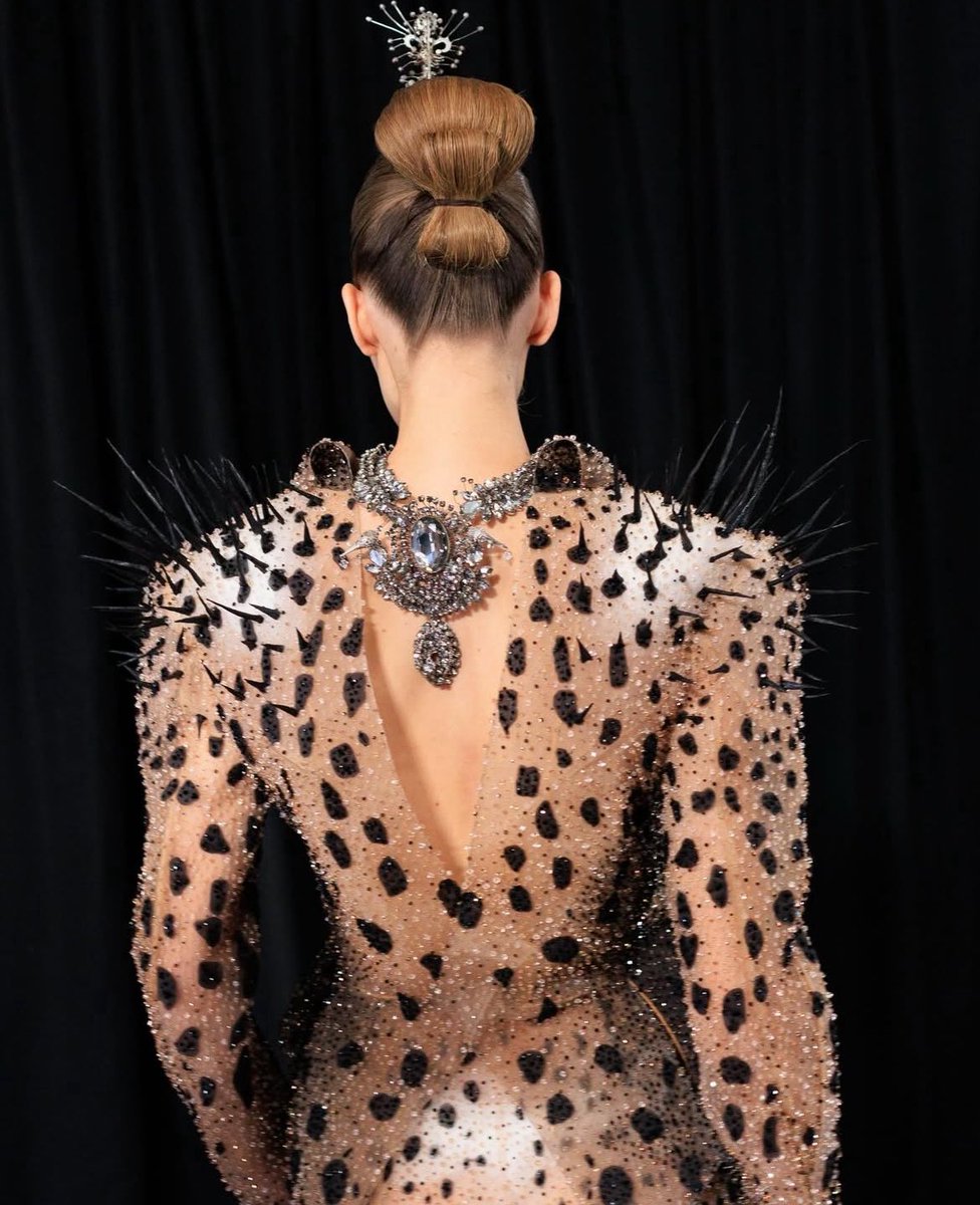 LAVIDAPRADA's tweet photo. details at schiaparelli ss26 couture https://t.co/IiWEoiTmfz