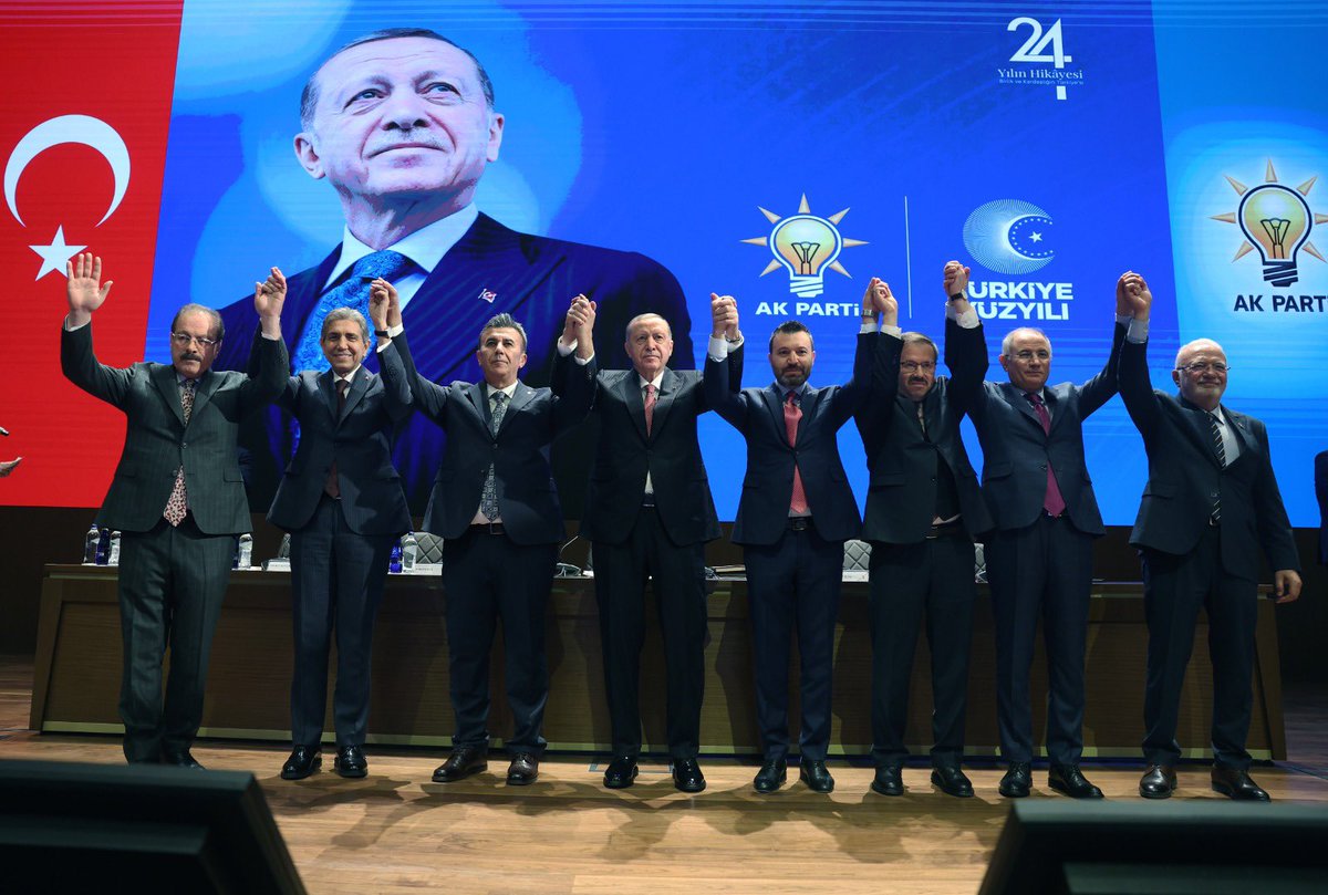 _Devletci_'s tweet photo. 📍Cumhurbaşkanımız Erdoğan, AK Parti'ye katılan 4 belediye başkanına rozetlerini taktı:

- CHP'den istifa eden Şırnak İdil Karalar Belde Belediye Başkanı Hasan Turgut

- CHP'den istifa eden Çorum Ortaköy Aştağul Belde Belediye Başkanı Şenol Öncül

- Yeniden Refah Partisi'nden istifa eden Konya Çumra Belediye Başkanı Mehmet Aydın

- Yeniden Refah Partisi'nden istifa eden Yozgat Kadışehri Belediye Başkanı Davut Karadavut