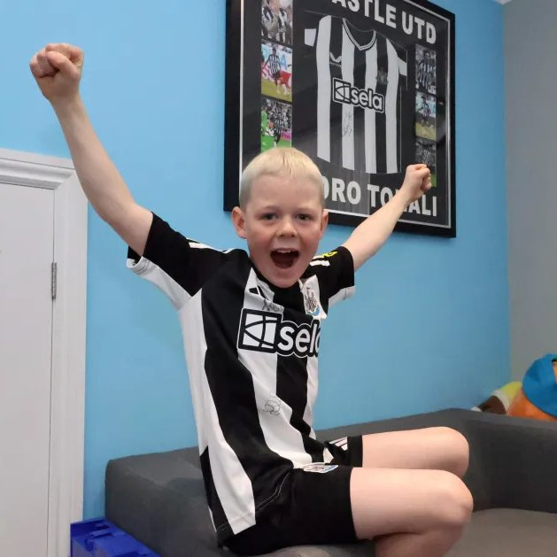 🇬🇧⚽📺 IL PRÉTEND ÊTRE MALADE POUR ALLER À UN MATCH DE FOOT… MAIS SON ÉCOLE LE VOIT PASSER À LA TÉLÉVISION.

En 2025,Sammy Scott, 9 ans, fan inconditionnel de Newcastle United, rêvait d’assister au match aller des demi-finales de la Carabao Cup contre Arsenal, disputé le mardi 7