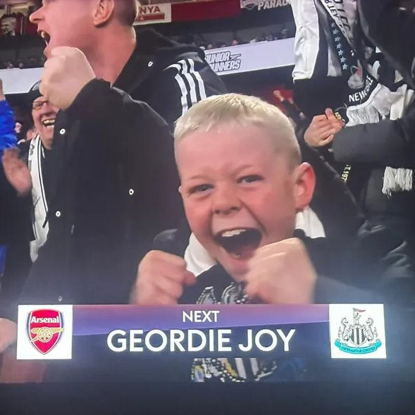 Cultination1's tweet photo. 🇬🇧⚽📺 IL PRÉTEND ÊTRE MALADE POUR ALLER À UN MATCH DE FOOT… MAIS SON ÉCOLE LE VOIT PASSER À LA TÉLÉVISION.

En 2025,Sammy Scott, 9 ans, fan inconditionnel de Newcastle United, rêvait d’assister au match aller des demi-finales de la Carabao Cup contre Arsenal, disputé le mardi 7 janvier 2025 à l’Emirates Stadium à Londres. 

Sa mère, Claire, 40 ans, a informé l’école que Sammy était malade, ce qui lui a permis de manquer les cours ce jour-là et de partir à Londres avec son père Mark pour vivre ce moment tant attendu dans les tribunes.

Newcastle s’impose 2-0. En tribunes, Sammy explose de joie. Il hurle, saute, serre les poings… au point d’être filmé en direct par Sky Sports. Un pur moment de bonheur de petit supporter, capté par les caméras nationales.

Le lendemain, le téléphone de Mark s’emballe : « Ton fils est passé à la télé ! »

Mais l’école aussi a vu les images. Un e-mail tombe rapidement : l’absence de Sammy est désormais classée comme “non autorisée”.

Claire assume avec le sourire : « Il était tellement excité pour ce match. On savait que c’était un risque, mais voir sa joie valait tout. » ( The Sun )
