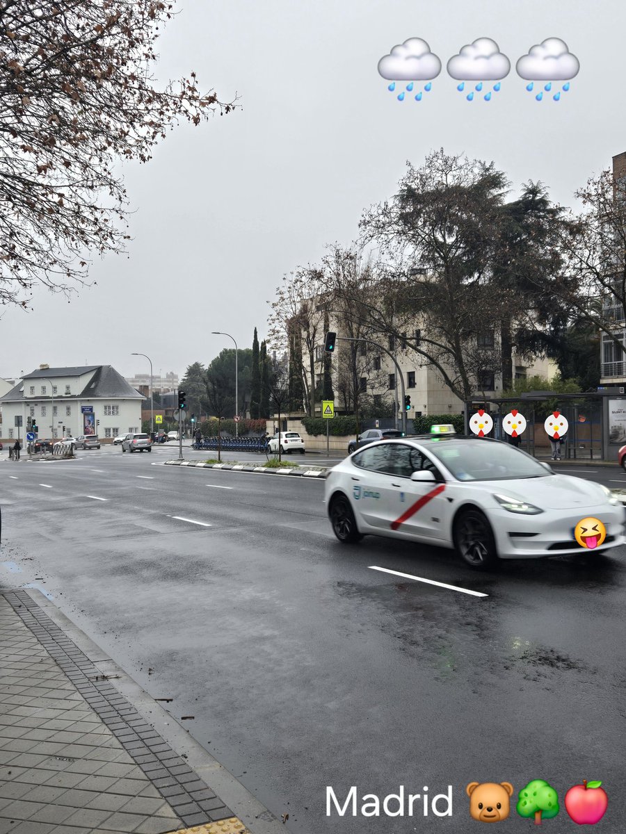 Hoy llueve en #Madrid y por lo visto asi sera toda la semana, con cuidado ciclistas 🚲🐝🚲🐝🌧 

¿Quet tal por?

#CDMX <a href="/jamonarosas/">Ximena Rosas</a>
#Acapulco  <a href="/ArqAnahiGR/">Ana Ladelas Bicis</a>
#Guadalajara (Mx) <a href="/ilsemreportera/">Ilse Astrid Martínez</a> 

#FelizLunes 
#CiudadCiclista Es posible !!!