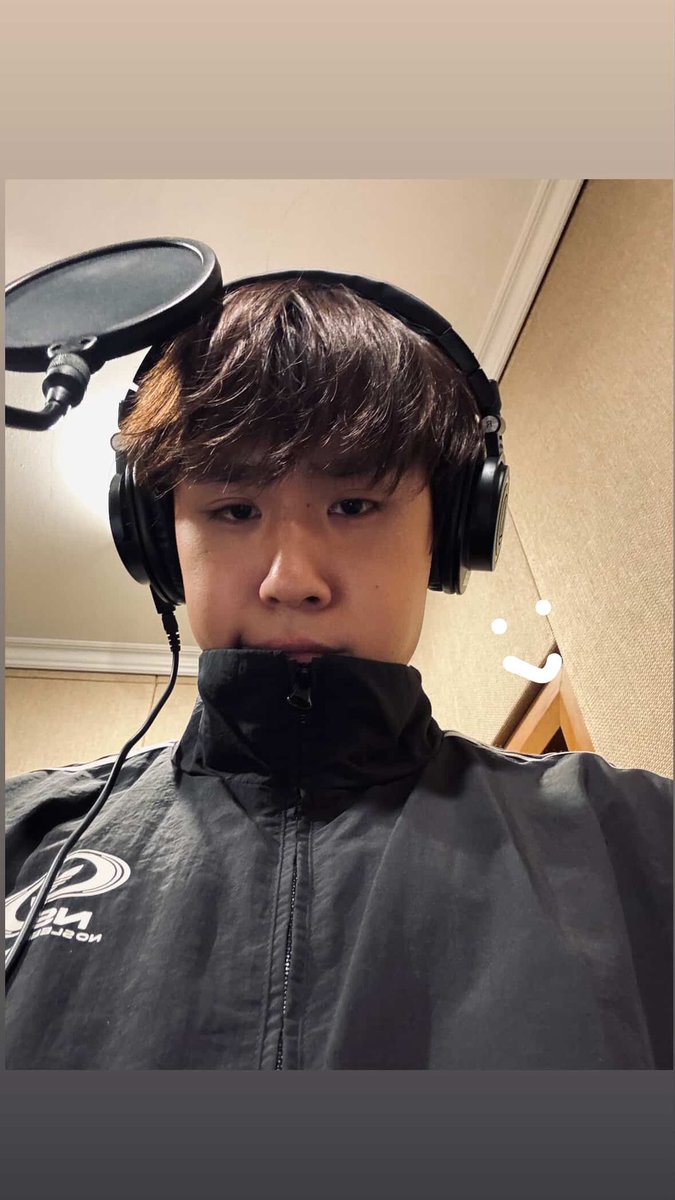 narak_pi's tweet image. Nut is really THAT guy. A nano engineering student from chula, a member of a tpop group, an actor, ceo of cays, a model, also artistic like he can draw, takes care of himself, a cat dad and overall a lovely guy. I probably forgot some. No wonder ppl around him adores him #nnutdan