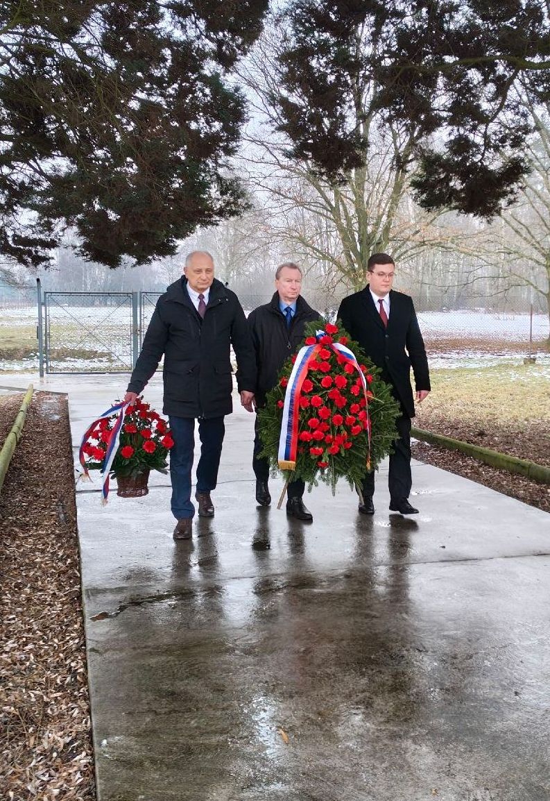 rusemb_pl's tweet photo. 🇷🇺 26.01.2026, в преддверии Международного дня памяти жертв Холокоста и 81-й годовщины освобождения Красной Армией нацистского концентрационного лагеря и лагеря смерти Аушвиц-Биркенау, сотрудники российских загранучреждений возложили венки к памятнику, установленному на месте массового захоронения советских военнопленных (н.п. Бжежинка, гмина Освенцим), а также к расположенной на приходском кладбище г. Освенцим братской могиле военнослужащих Красной Армии, погибших в январе 1945 года в боях за освобождение Освенцима и его окрестностей.
https://t.co/DXvYaSKFqk

#Победа81 #МыПомним #МирСпасСоветскийСолдат