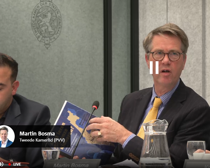 Repelsteeltje21's tweet image. Bosma leest voor over de hoge kwaliteitseisen waaraan de NPO moet voldoen.
Begint over de Israëlverslaggeving waar niets van klopte.
Haha!
Ook Bosma over ons rapport.
Hij heeft het zelfs bij zich!