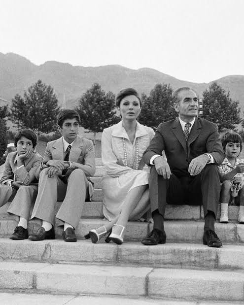 ۴۷ سال هر چه دروغ و دغل در #چنته داشتند بر علیه خاندان ایران‌ساز پهلوی گفتند و کردند، حالا که مردم در خیابان با خون خود نوشتند #جاويدشاه‌ چنته خالی شد، شروع کردند به قتل عام علنی مردم در خیابان، نقطه پایان. آغاز انقلاب شیر و خورشید...

#KingRezaPahlavi‌