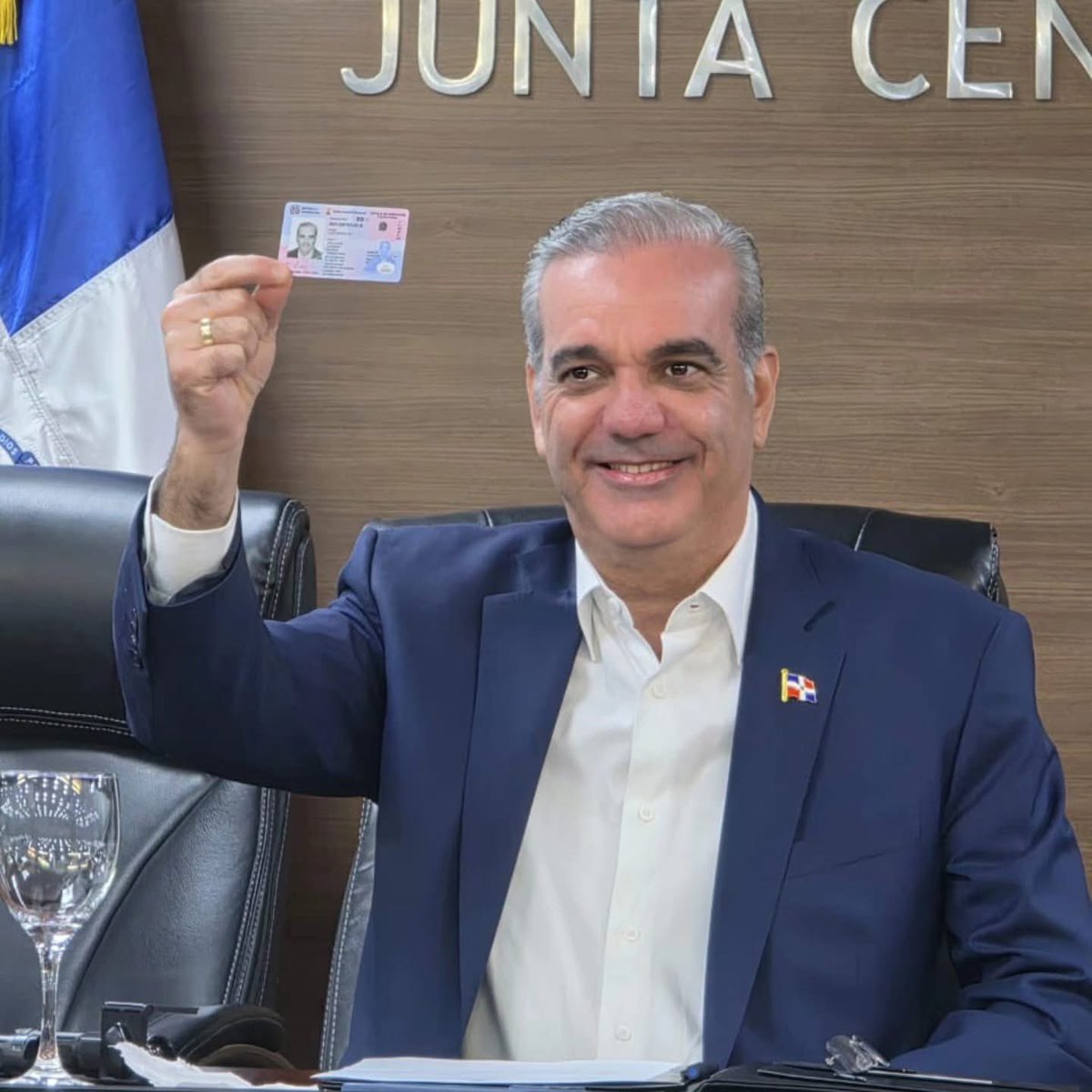 margaritapenard's tweet photo. El Presidente @luisabinader recibe la Primera Cedula de la RD #identidad #confiabilidad #JCE https://t.co/IRf3npSyrn
