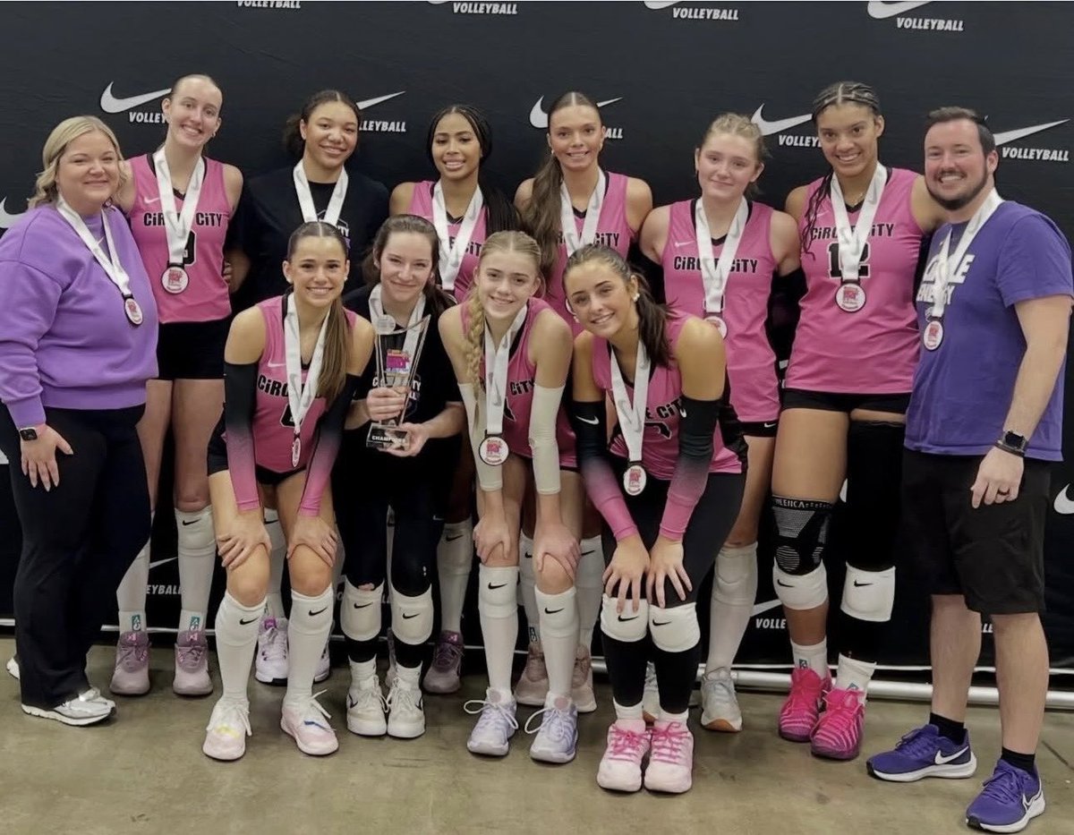 Congratulations to 16 Purple on their 1st Place Finish in the 16 Open Division at the Central Zone Invitational 🔥 Great work, ladies! 🤩 #CircleCityElite
