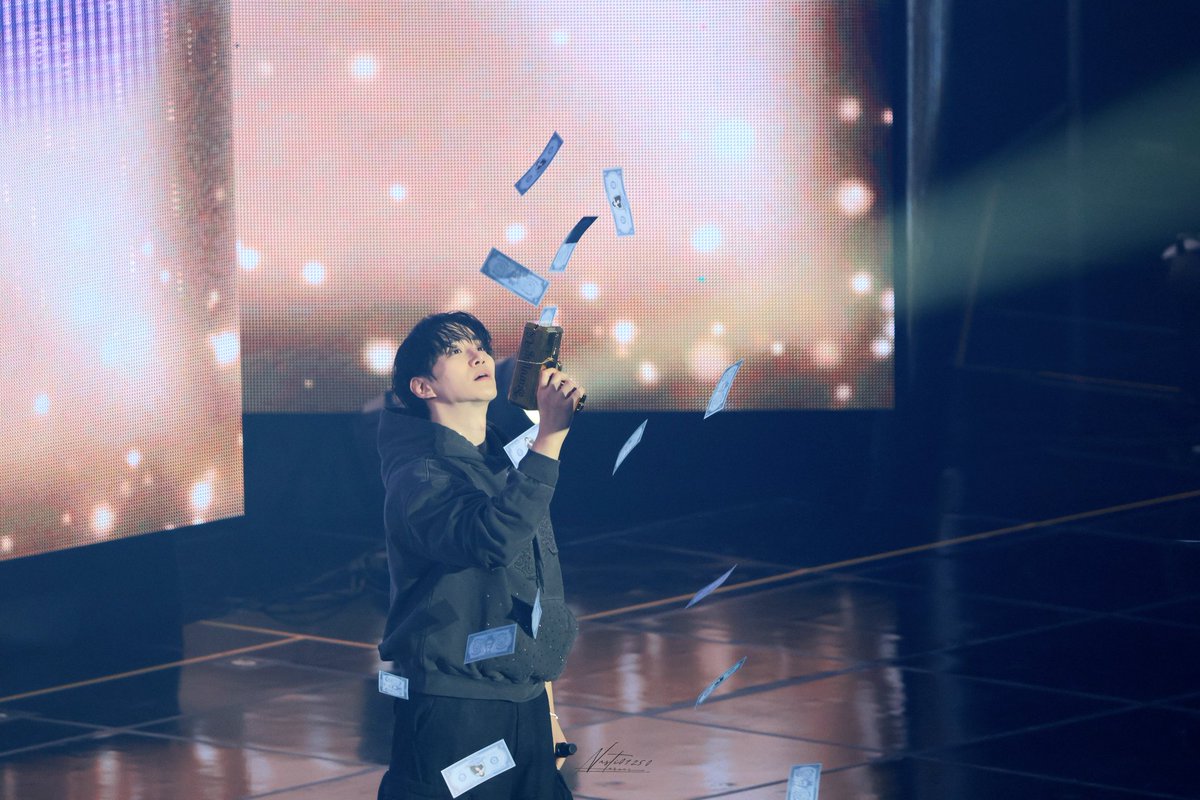 나도 저거 있는데🥹
캐셔로연말이벤때 주려고 들고갔었는데...
1열이였는데도 못 줬다는...슬픈이야기...
그래도 오빠 즐거웠음된거지ㅎㅎㅎ

#이준호 #LEEJUNHO
#STUNNINGUS
#2026_LEEJUNHO_FANMEETING