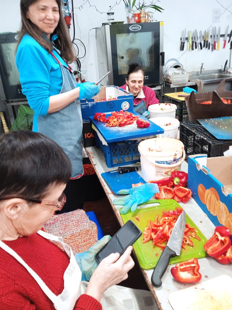 Lviv Volunteer Kitchen tweet media