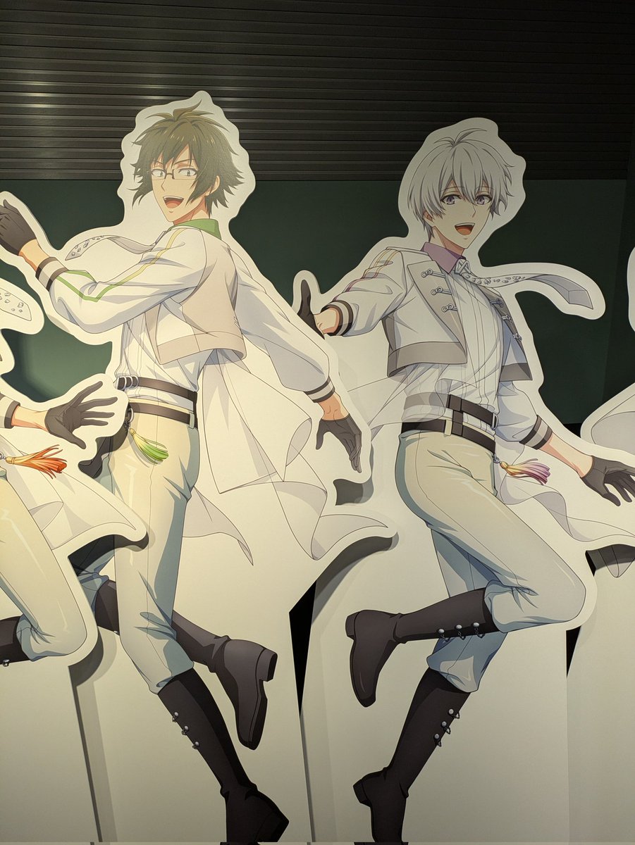 triseven5's tweet photo. 仕事終わりに新幹線のってアニカフェ行ってきた〜。池袋の滞在時間約1時間半😭
一織のハピバ祝ってきた💙💙！！
推しはお隣同士だったので幸せ💚💜
帰りはゆっくり鈍行で帰りました。イベント終わらんwww https://t.co/rctP06ttn8