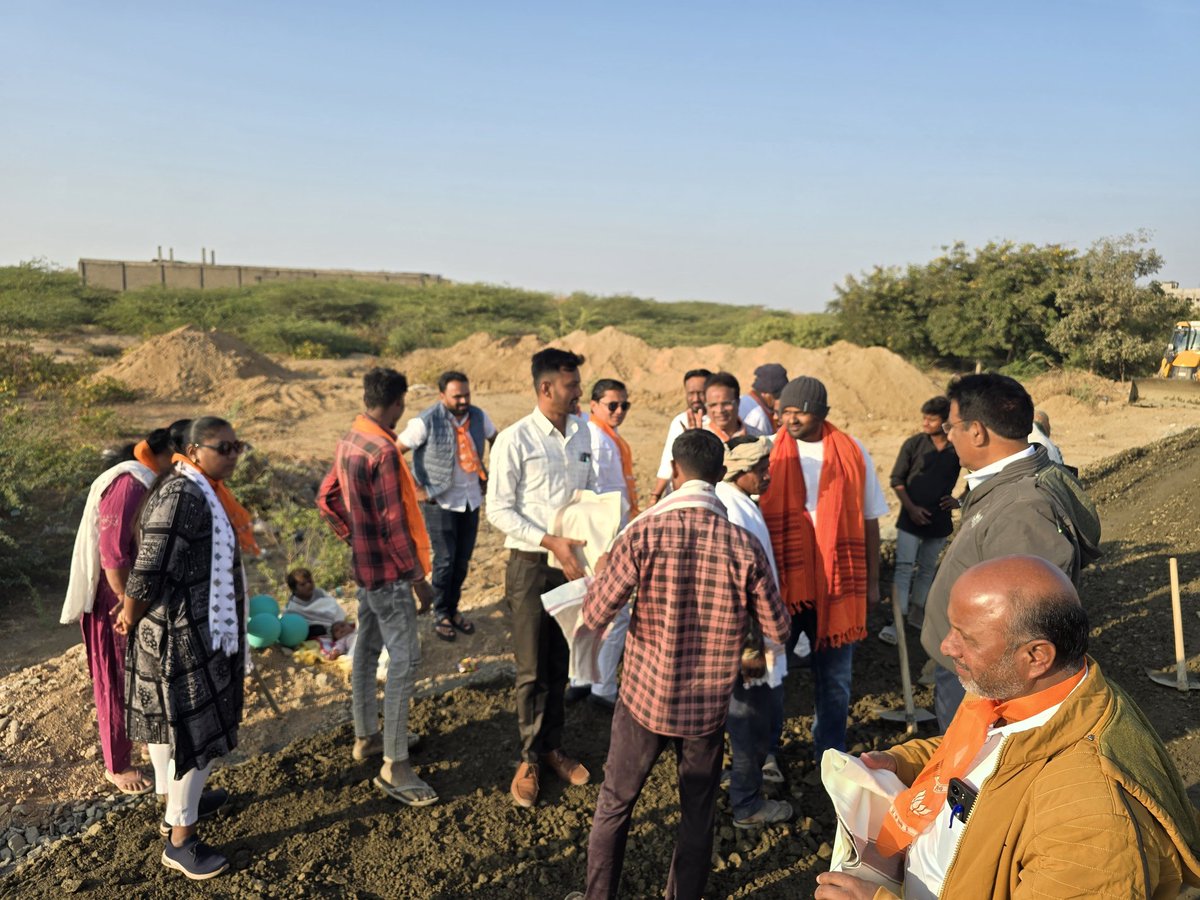 માંડવીના લોકપ્રિય ધારાસભ્ય તથા પ્રદેશ ભાજપ મહામંત્રી શ્રી <a href="/aniruddhdavebjp/">Aniruddh Dave</a> સાહેબને પ્રદેશના મહામંત્રી બન્યા બાદ સન્માનરૂપે મળેલ સાલો ને  જરૂરિયાતમંદ લોકોને સુધી પહોંચે તે હેતુ થી વિતરણ કરવામા આવ્યું...
#bjpmandvi #2mandvividhansabha