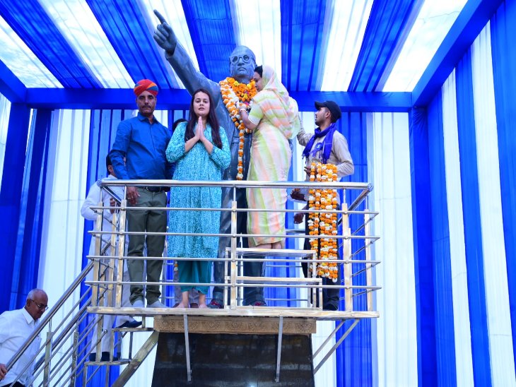 Baba Saheb Ambedkar को मानने वाली इन दो महिलाओं ने मनुवाद को हिला दिया है। 

Madhavi jadhav और टीना डाबी के समर्थन में Jai Bhim जरूर लिखें।