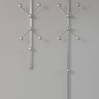core77's tweet image. I've just stumbled across the spiritual successor to the Eameses' Hang-It-All Coat Rack.

This Dot Hanger is by South Korean industrial designer ByongKyu Song, a/k/a BKID.

It… core77.com/posts/140531/T… #DotHanger #EamesInspired #ByongKyuSong #InteriorDesign #HomeDecor