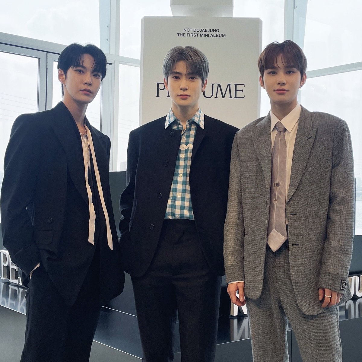 JAEWOOLOOKS's tweet photo. nct dojaejung 😭

the picture                                          the pillow https://t.co/2qC0Rr5LX3