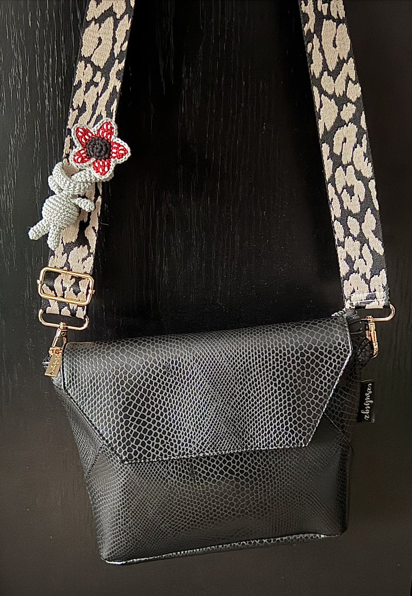 While others have long neck Sid, I have long neck <a href="/Stranger_Things/">stranger things</a> Demogorgon.😎