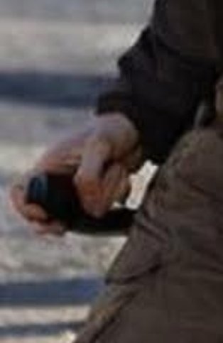 <a href="/ocafezinho/">O Cafezinho 🇧🇷</a> opa kk esqueceu de cortar da foto a SIG P230 que ele carregava e tentou sacar contra os agentes