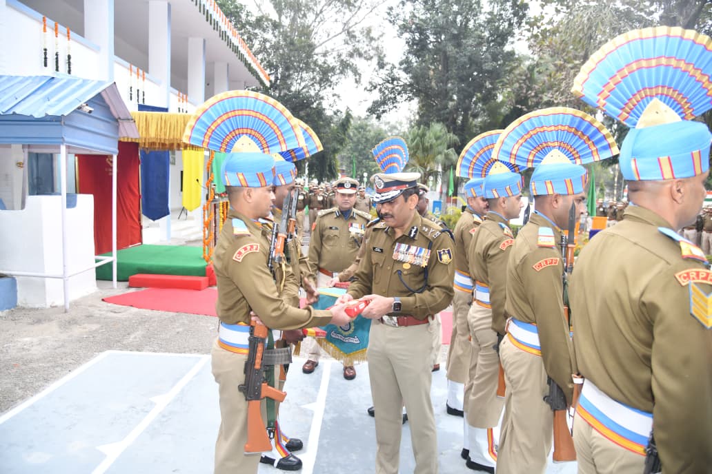 "🇮🇳 Republic Day celebration at GC CRPF Jammu! ADG JK Zone unfurled the flag at quarter guard, spoke on the significance of the day, read out names of CRPF medal recipients. Officers &amp; personnel joined in, sang Vande Matram &amp; sweets were distributed. <a href="/crpfindia/">🇮🇳CRPF🇮🇳</a> <a href="/jammusector/">jammu sector crpf</a>