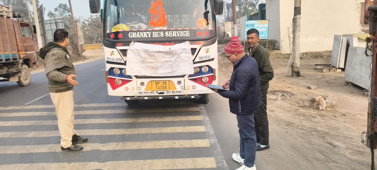 राष्ट्रीय सड़क सुरक्षा माह 2026 के अंतर्गत दिनांक 13.01.2026 को सड़क दुर्घटनाओं को रोकने हेतु जनपद की सीमाओं पर यात्री वाहनों में ओवर लोडिंग के विरुद्ध आवयश्क प्रवर्तन कार्यवाही की गई तथा वाहन चालकों को सड़क सुरक्षा के नियमों से अवगत कराया गया।