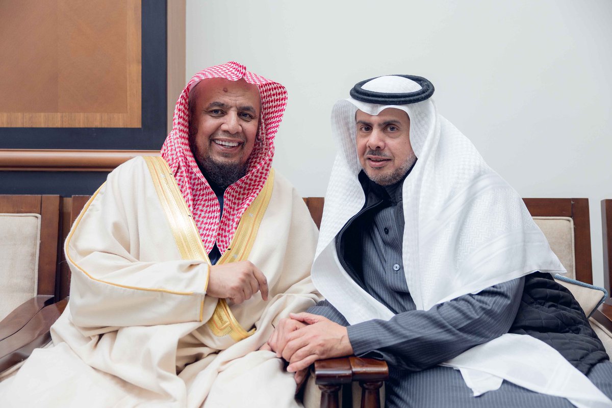 في كل مناسبه اتشرف بمقابلة فضيلة الشيخ إبراهيم بن عبدالله الحسني رئيس المحكمة العامة ببريدة سابقًا ورجل الدولة المحب لوطنه وقادته اسعد بحديثه وتوجيهه صاحب التاريخ والسيرة العطره والمشرفه اللتي ننهل منها كل جميل اسال الله له التوفيق والسداد وان يديم عليه الصحة وان يطيل في عمره 💚