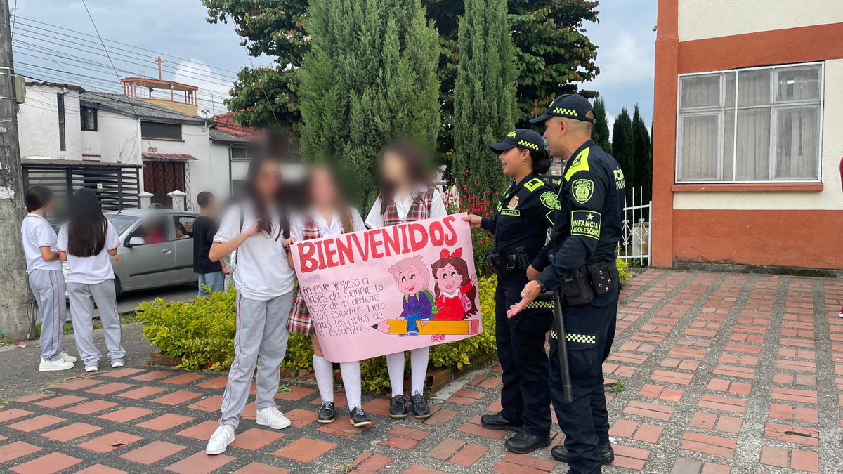 PoliciaDeris's tweet photo. Realizamos acompañamiento al regreso a clases, brindando seguridad y cercanía a la comunidad educativa. 

Seguimos trabajando por entornos escolares seguros. 🤝🚔

#RegresoAClases2026 #EntornosSeguros #SantaRosaDeCabal #InfanciaProtegida #Risaralda https://t.co/hsTBix2ibP