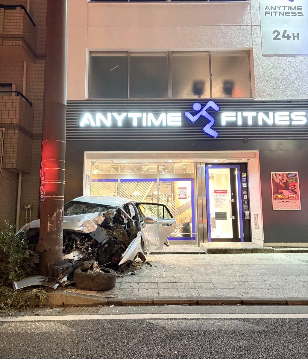 next_step_for__'s tweet photo. 店の横、何がどうなってこうなった https://t.co/rMck2qvUhA