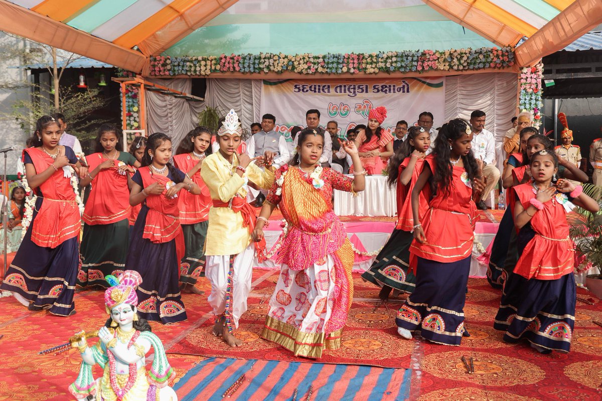 🇮🇳 છોટાઉદેપુર જિલ્લાના નવરચિત કદવાલ તાલુકાના કંડા પ્રાથમિક શાળામાં આયોજિત ભારતના 77મા પ્રજાસત્તાક દિવસની ઉજવણી કરી તથા ગામના વિકાસકાર્યો માટે રૂ. 5 લાખની સહાયનો ચેક અર્પણ કરવામાં આવ્યો.
#RepublicDay2026
 
<a href="/CMOGuj/">CMO Gujarat</a> <a href="/revenuegujarat/">Revenue Dep. Gujarat</a> <a href="/collectorcu/">Collector Chhotaudepur</a> <a href="/InfoGujarat/">Gujarat Information</a> <a href="/infocugog/">Info ChhotaUdepur GoG</a>