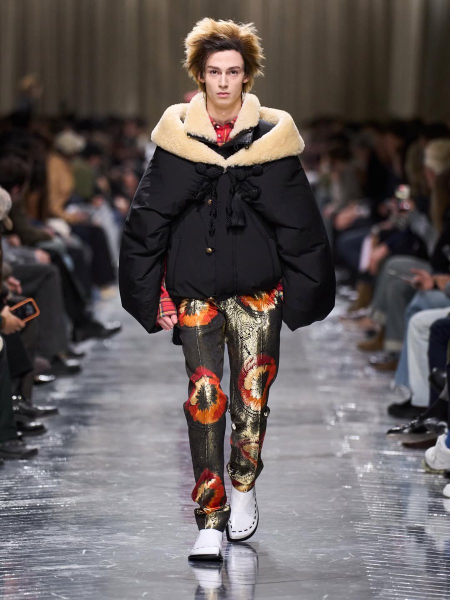 RevistaEliteqr's tweet image. Dior Invierno 2026–2027 reescribe la herencia con opulencia contemporánea✨ 
Jonathan Anderson fusiona historia, sastrería y teatralidad moderna. ¿El nuevo lujo?

#LuxuryFashion #Moda2026 #Dior 

revistaelitemx.com/dior-invierno-…