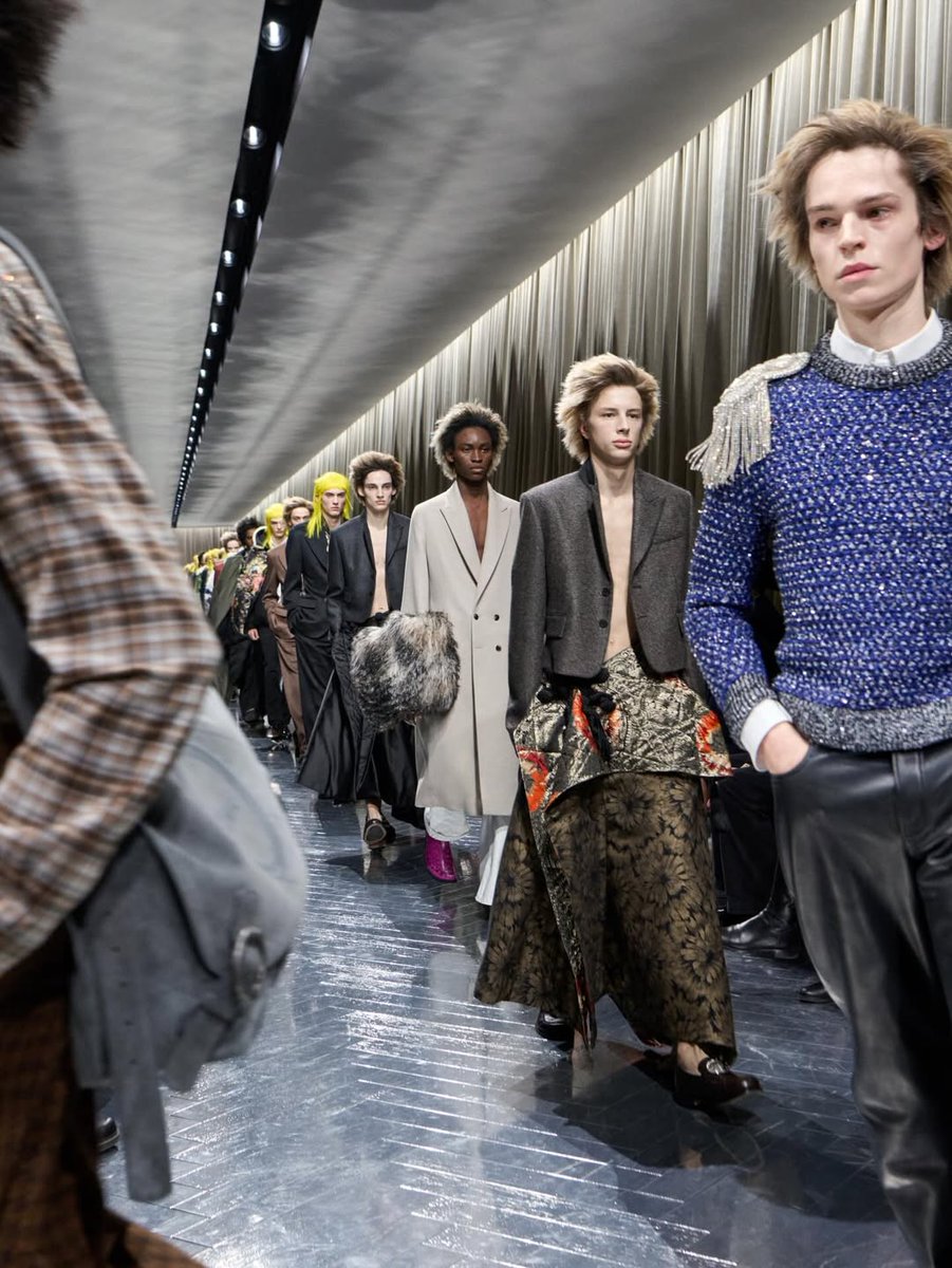 RevistaEliteqr's tweet image. Dior Invierno 2026–2027 reescribe la herencia con opulencia contemporánea✨ 
Jonathan Anderson fusiona historia, sastrería y teatralidad moderna. ¿El nuevo lujo?

#LuxuryFashion #Moda2026 #Dior 

revistaelitemx.com/dior-invierno-…