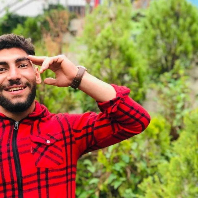 HeKasrehCrisis's tweet photo. پیام:

«سلام عزیزمو کشتن.
فقط ۲۲ سالش بود.
یه شب تا صب جنازش مونده بود تو ماشین باباش تا تکلیفشو مشخص کنن. موقعی که داشت فرار میکرد یه تیر تو پهلوش زدن.
عکسشو کجا بفرستم تا دیده شه؟
نمیخوام خونش پایمال شه.

جاوید نام محمد عظیمی
کشته شده در ۱۹ دی ۱۴۰۴ تهران»

#محمد_عظیمی https://t.co/HkD1NCREdE