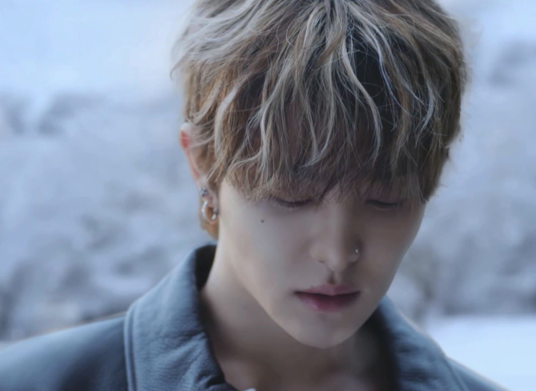 Jihoon played a character where he got dumped. Poor bb ㅠ 

How it started                       How it ended