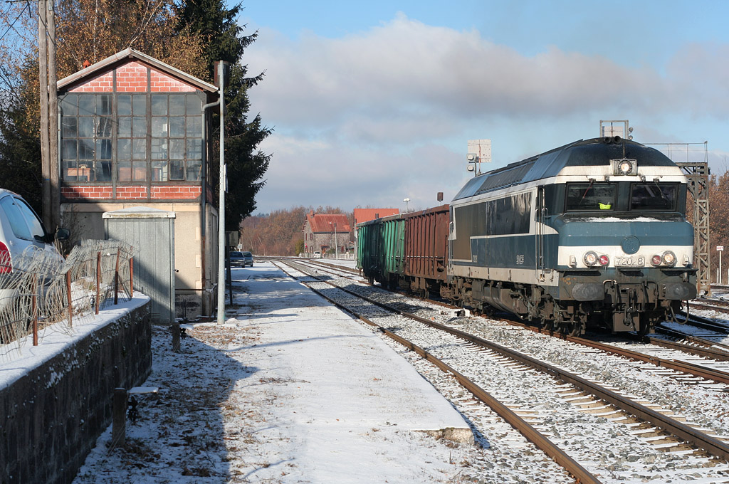 Un =>#nezcassé =>#CC72000 manœuvrant à =>#Volvic (63) des tombereaux destinés au transport de bois en 12-05.
📷Nicolas Godin, source : vuesurlavoie.com