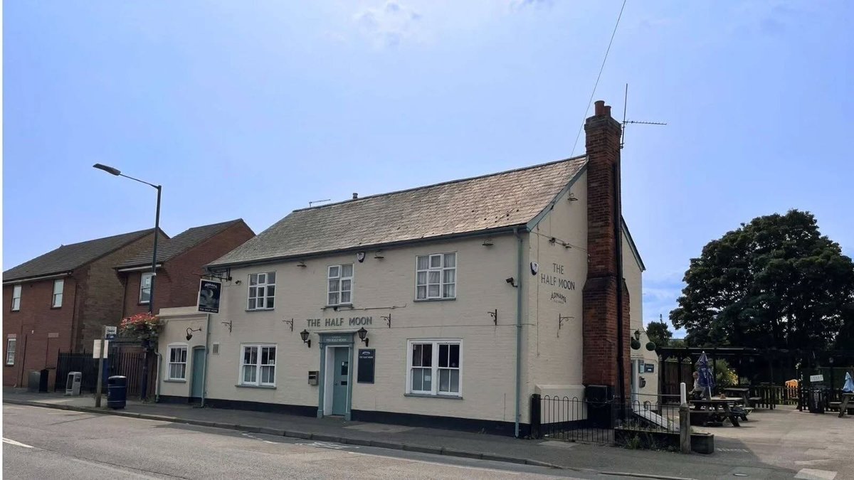 RobNeal424956's tweet photo. 'Harbour Lights Four' will be playing at Walton Half Moon ( near #Felixstowe #Suffolk)  again this #Friday (Jan 30th) from 7.30pm until around 10.00pm. Just tunes unless anyone persuades us to sing a song or two, Hope to see you at this great atmospheric local pub https://t.co/D31s24LWzf