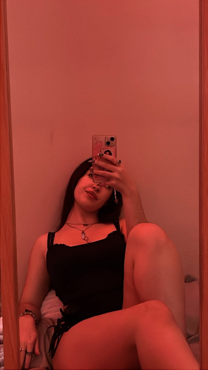 Naashiiraaa's tweet image. Chan said it could be fun to copy our photos so…Chan feel free to recreate these photos if you want, unless they are too much for you…👀 (And I need that back mirror selfie…it’s for a job…)

#BangChan #stayselcaday #ssd