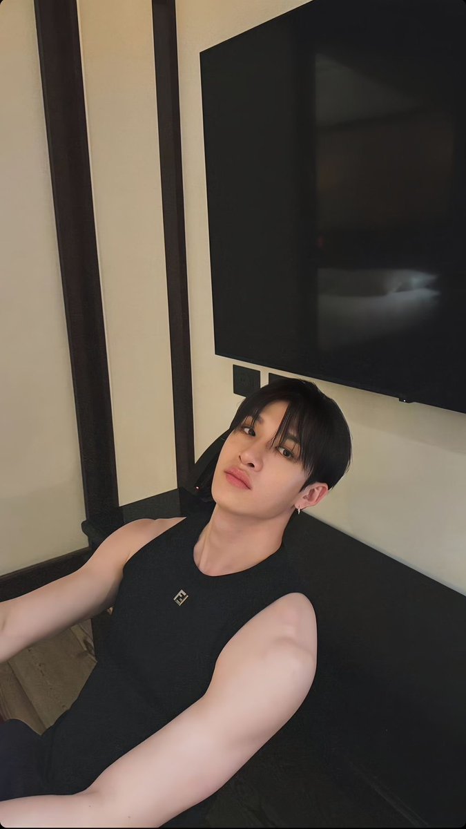 Naashiiraaa's tweet image. Chan said it could be fun to copy our photos so…Chan feel free to recreate these photos if you want, unless they are too much for you…👀 (And I need that back mirror selfie…it’s for a job…)

#BangChan #stayselcaday #ssd