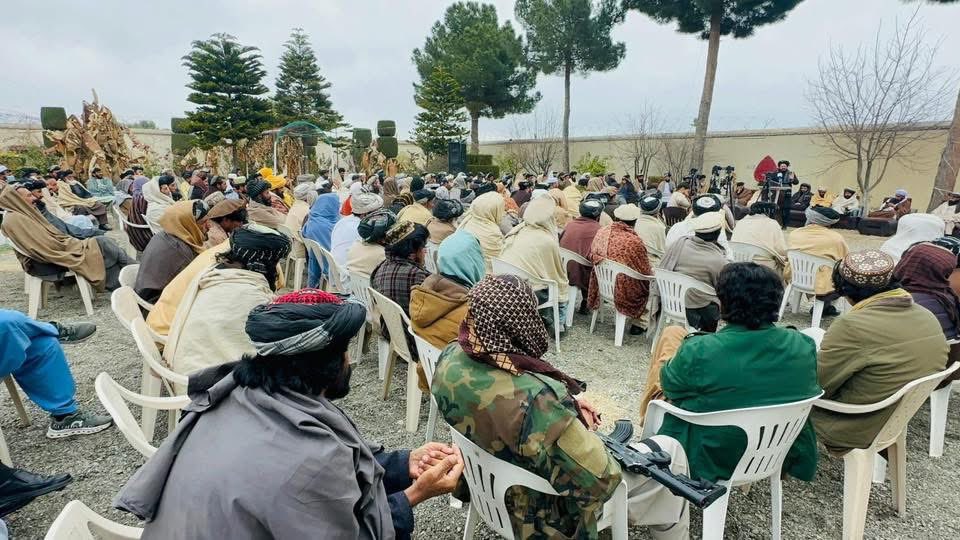 ChiefGhazi's tweet photo. نن ورځ زماپه کورکې دسلګونه قومي مشرانو او دولتي مسؤلینو په شتون کې ددو کورنیو ترمنځ هر یو  لعل معیدخان  او تاج ،کورنیو ترمنځ یولس کالنه دښمني چې مرګ ژوبلې یې درلودې،او ډېره یوه پیچلي سرګردانه ستونزمنه بدي دالحاج غازي نواز تڼي ددومداره هڅو په پایله کې دتل لپاره په دوستۍ بدله شوه. https://t.co/TxnRnYCx4f