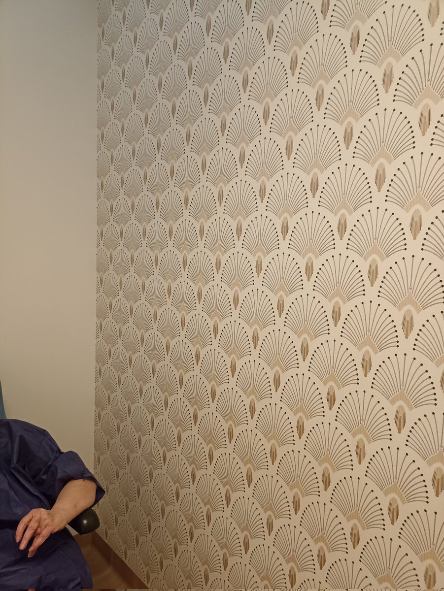 KVal3003's tweet image. Mon frère et moi venons de laisser notre maman à la clinique. 
Elle doit se faire poser une prothèse intégrale d'un genou. 
L'autre a été fait il y a presque 3 ans on sait donc qu'elle va douiller sévèrement et j'avoue que ça me perturbe beaucoup 🥹