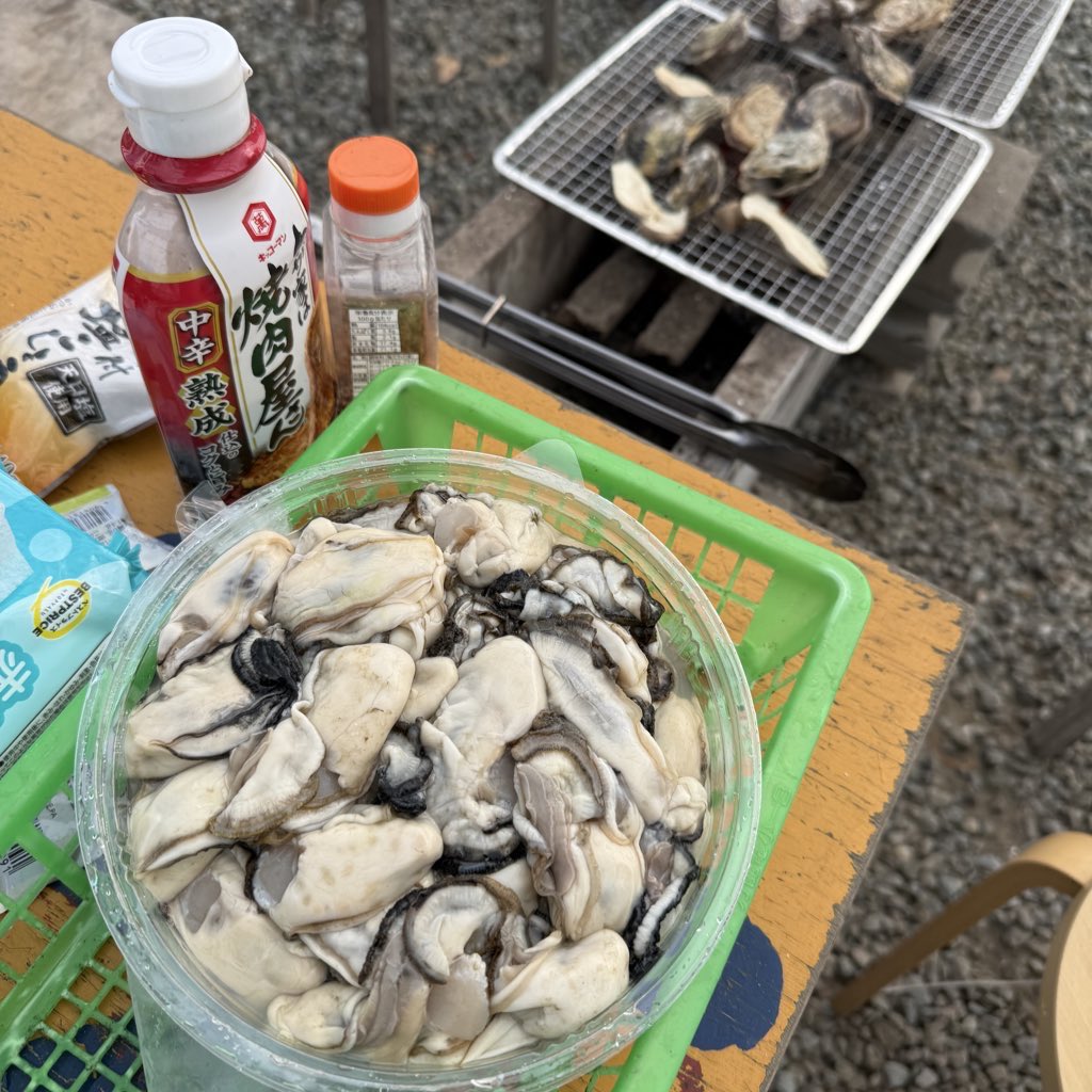 natty__sugar's tweet photo. そういえば先週牡蠣をしこたま食べて幸福でした。私以外の全員が当たりました。牡蠣の神に愛されている https://t.co/eYpOLFw2gB