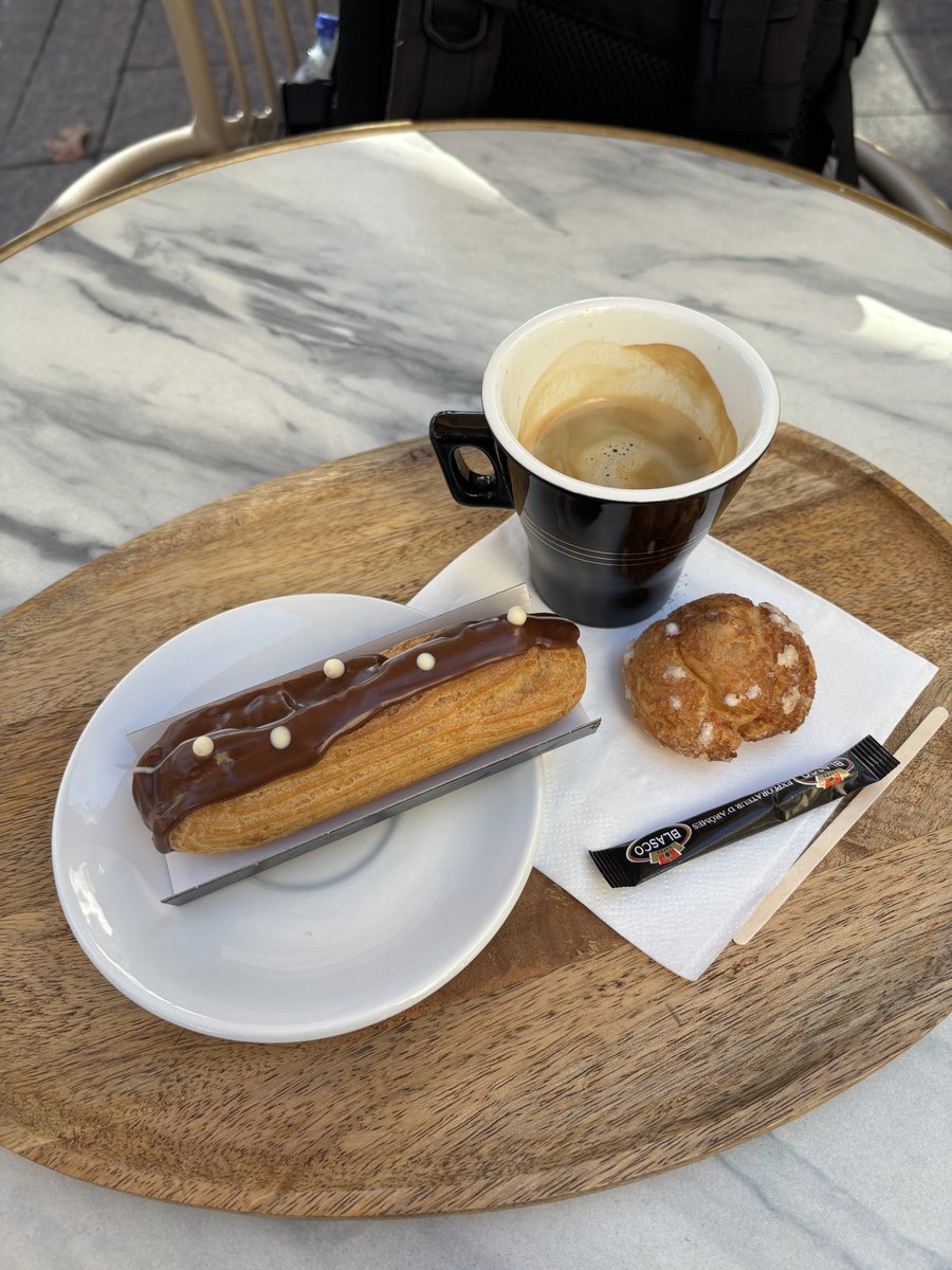 RBark3r's tweet photo. Bien que personne ne parlât anglais, j'ai apprécié mon séjour en France 🇫🇷 https://t.co/qnMO5Y6ys4