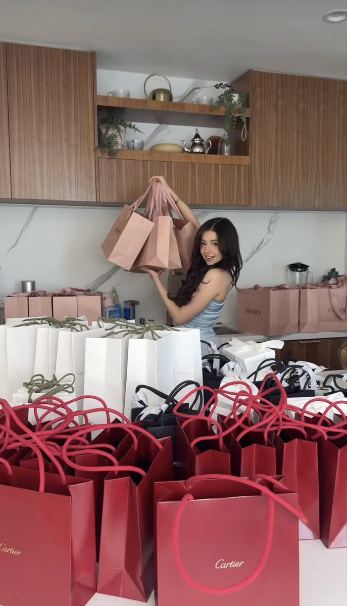 Vara_Dark's tweet image. Criticizing capitalism after selling $28 dollar cookies, having a labubu dangling from her mic and creating videos on TikTok showing off luxury items like bags and makeup??? 😭🤣