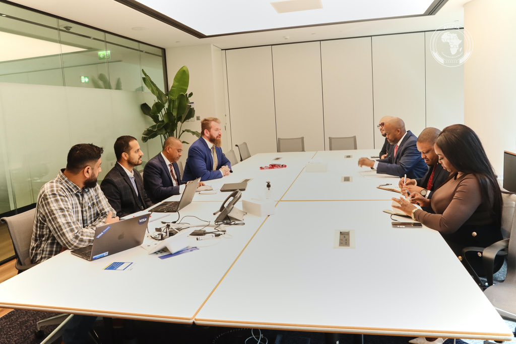 AfCFTA's tweet photo. H.E. Wamkele Mene met with Visa in Dubai to discuss the implementation of the African Continental Free Trade Area Protocol on Digital Trade.
The exchange focused on advancing interoperable cross-border payments, enabling trusted data flows, and promoting digital inclusion in support of Africa’s single market.
#AfCFTA #DigitalTrade #FinancialInclusion #CrossBorderPayments