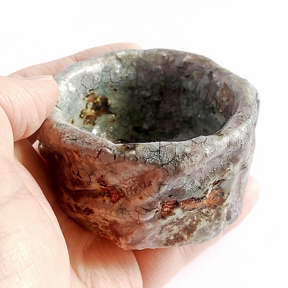 美濃焼　ひび化粧の荒々しいぐいのみ
作品no:052

▶ショップをチェック
creema.jp/c/chelak/item/…

#美濃焼 #陶芸 #陶器 #作家 #陶芸家 #一点物 #うつわ　#art #丁寧な暮らし #ceramic #pottery #pot #japanesebeauty #potter #claycraft #phototheday #beautiful #lifestyle #やきもの #窯元