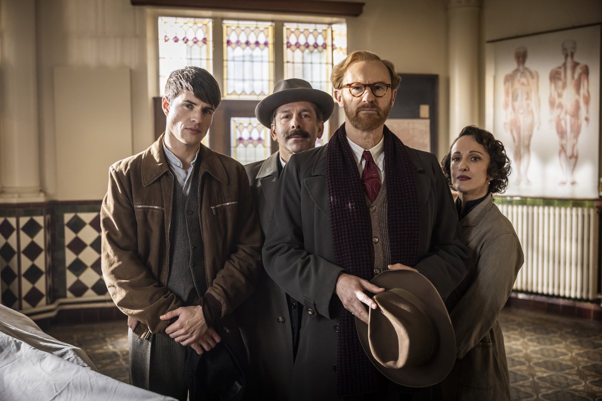 DQDAILY's tweet photo. 🚨 FIRST LOOK: #JasonWatkins, #MirandaRichardson, #SimonCallow and #RuthCodd are among the stars joining #MarkGatiss and #PollyWalker in season two of #Bookish, which has recently completed filming ahead of its return to #UKTV’s U&alibi later this year.
👉 Link in the replies https://t.co/H56JzKDIaV